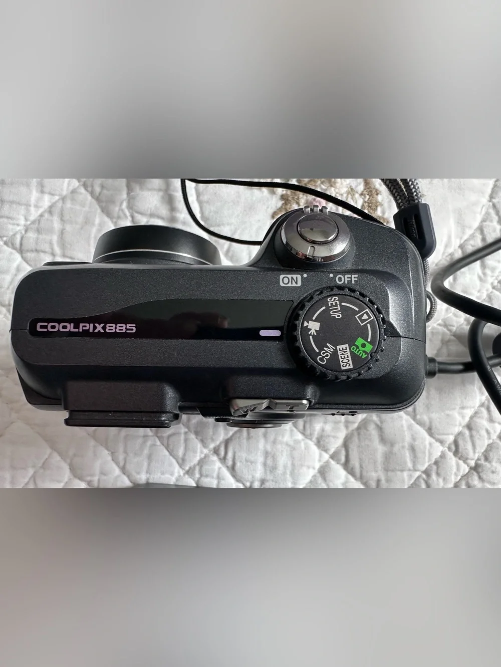 Nikon COOLPIX 885 Digital Camera in Black with Charger and USB Cable
